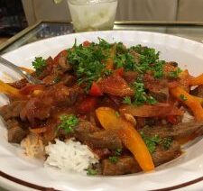 Rice with beef stir-fry and drink.
